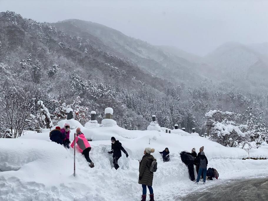 Апартаменты Way Shirakawago - Private, Free Parking And Newly Opened 2022 Way Shirakawago Экстерьер фото